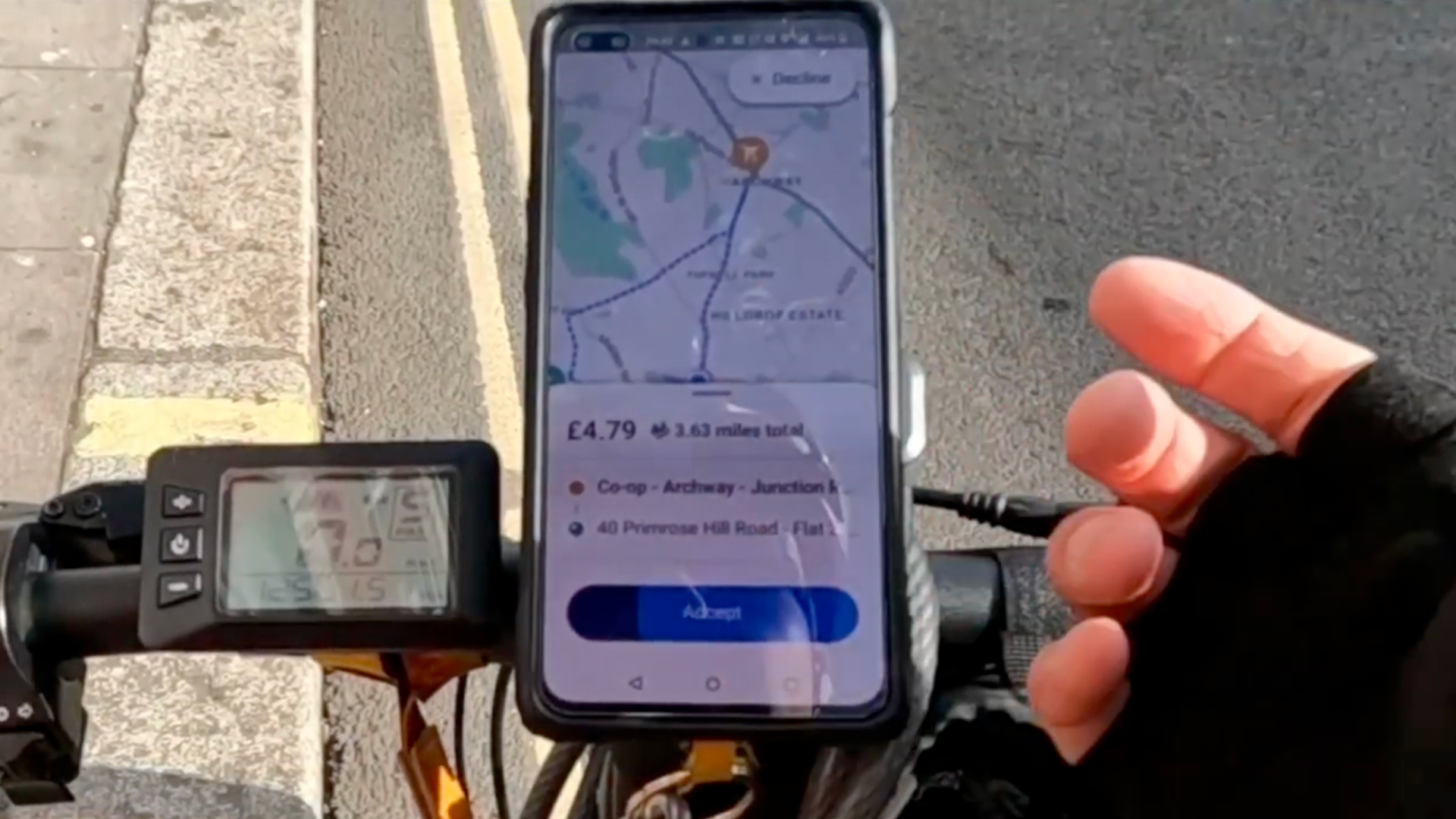 Un missatger mirant el seu dispositiu mentre espera un lliurament